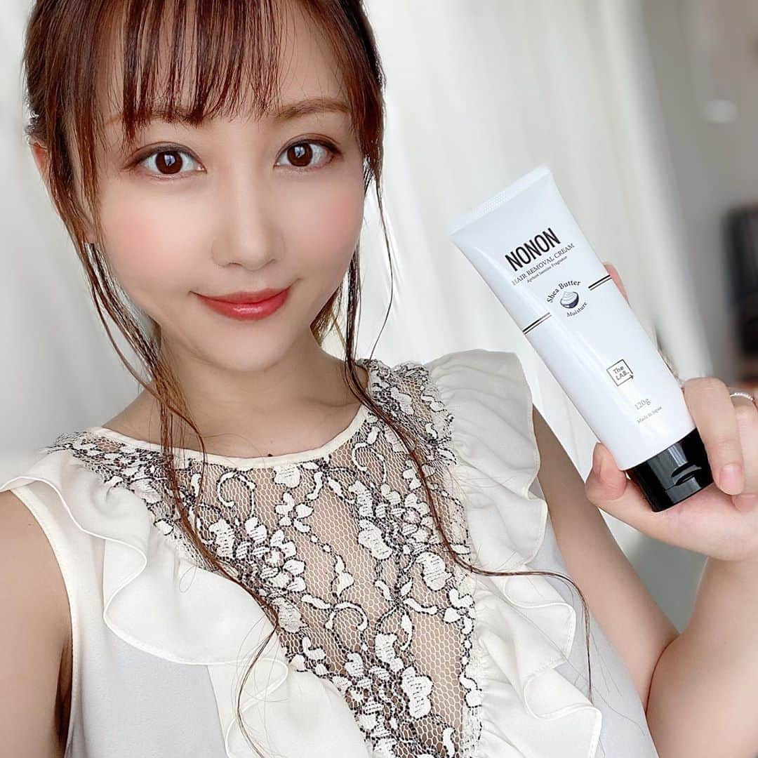 のインスタグラム：「･﻿ ･﻿ なんか前髪短い﻿ 切りすぎた🤭😝﻿ ﻿ ﻿ これね﻿ 娘ちゃん愛用の除毛クリーム。﻿ 露出の季節やしお年頃やもんね😏﻿ ﻿ ﻿ 特有のツンとした香りがないの。 アプリコットジャスミンの香り🍑﻿ ﻿ ﻿ 高級シアバター高配合で保湿効果もあるし﻿ 自宅でサロン並みの﻿ムダ毛処理が出来るのは 嬉しい‪‪よね☺︎﻿ ﻿ ﻿ @nonon__official﻿ ‬ #NONON #ノンノン#除毛クリーム #PR」