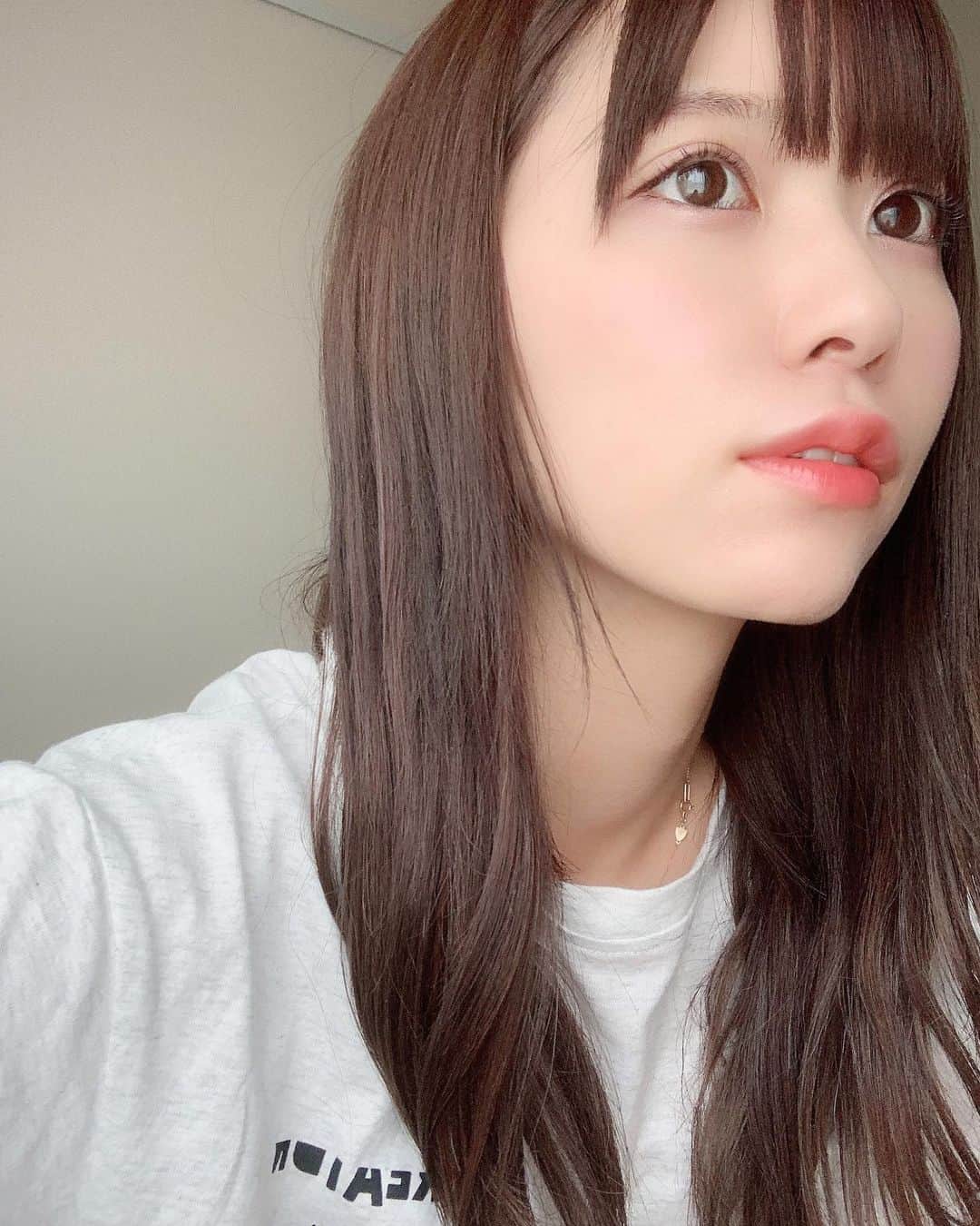 のインスタグラム：「🐘 ・ ・ 打ち合わせdayのナチュラルメイク。 久しぶりにピンクコスメだらけ☺︎ ・ １枚目は @une_fleur_eyelash さんで まつげパーマしてもらったのを見せたくてこの角度🌛笑 まつげ何もしてない状態でとっても綺麗だから まつげメイクしなくても十分で嬉しい☁️ ・ @une_fleur_eyebrow で眉毛スタイリングも。 担当は @une_fleur_minori さん いつもありがとうございます♡ ・ ・ そして @kv_amn29 さんに ミネコラトリートメントお願いしました。 エクステが生き返ります いつもありがとうございます♡ ・ ・ ２枚目はいろいろ試行錯誤してる段階写真💭笑 ・ 🏷 @beep_ss  #ミネコラトリートメント #眉毛サロン #まつげパーマ #トリートメント #エクステ」