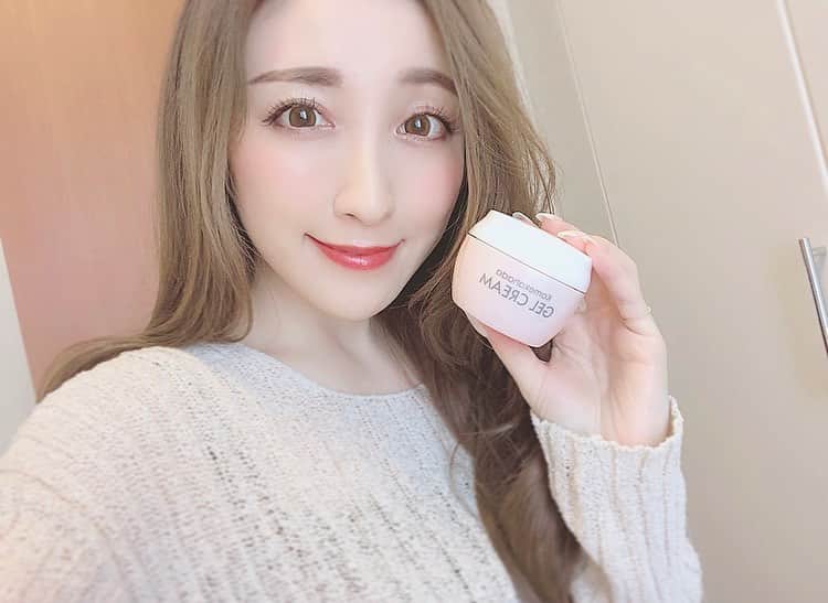のインスタグラム：「. . 𝒦ℴ𝓂ℯ𝓀𝒶𝒽𝒶𝒹𝒶 𝒢ℯ𝓁 𝒞𝓇ℯ𝒶𝓂🌸🌸 . ふっくら弾力のあるお肌へ導く米糀のオールインワンジェル#komekahada #ジェルクリーム ♫ . 糀には必須アミノ酸やビタミン・ミネラルetc... お肌に必要な成分がたっぷり含まれているので オールインワン時短でありながらしっかりケアしてくれる嬉しいアイテム🤍🤍 . みずみずしいプルプルのテクスチャーもお肌に触れた時 とっても気持ち良いです♪ . . . #forme2 #美容好き #美容 #オールインワンジェル #美容好きさんと繋がりたい #コラボベース #美容好きな人と繋がりたい #美肌ケア #美肌作り #保湿 #beauty #pr #skincare #beautifulskin」