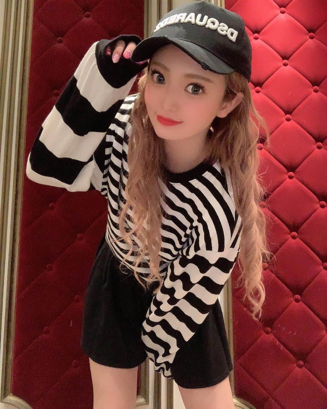 のインスタグラム：「黒い日もある♣️🖤 . . . . . . . .  #burlesquetokyo #バーレスク東京 #スーパーバーレスク #kawaii  #アイドル  #ダンサー #六本木 #歌舞伎町  #fancy #japanesegirl #dsquared2 #smile #笑顔 #likeforlikes  #大人可愛い #私服 #ootd #todayscode」