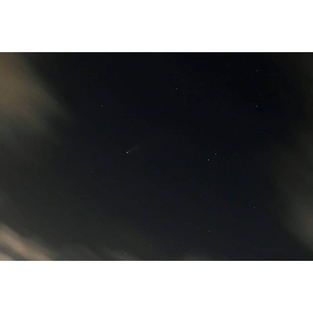 吉竹史さんのインスタグラム写真 - (吉竹史Instagram)「ネオワイズ彗星。  次に会えるのは6800年後。。。  天体はやっぱりスケールがでっかい。  ちっちゃいことで悩まないで、毎日ウキウキした気分で過ごしたい😊✌️  彗星の尾までちゃんと写真で撮れてます☺️✨ 見てあげてください。←父撮影  #ネオワイズ彗星 #neowise #父撮影」7月22日 13時44分 - fumi_yoshitake