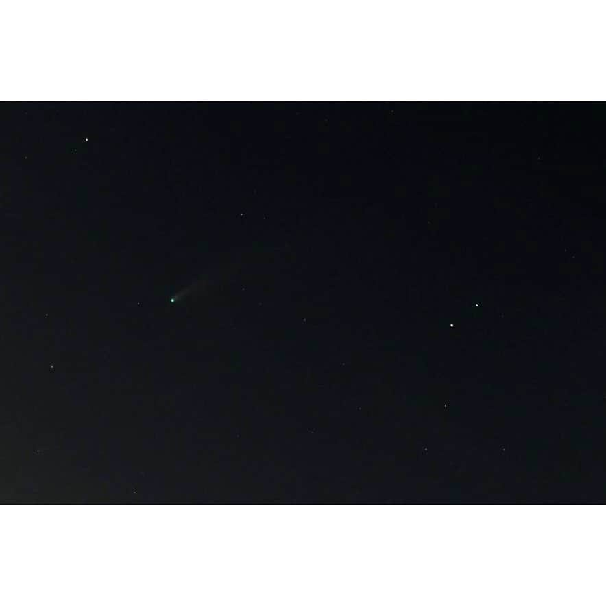 吉竹史さんのインスタグラム写真 - (吉竹史Instagram)「ネオワイズ彗星。  次に会えるのは6800年後。。。  天体はやっぱりスケールがでっかい。  ちっちゃいことで悩まないで、毎日ウキウキした気分で過ごしたい😊✌️  彗星の尾までちゃんと写真で撮れてます☺️✨ 見てあげてください。←父撮影  #ネオワイズ彗星 #neowise #父撮影」7月22日 13時44分 - fumi_yoshitake