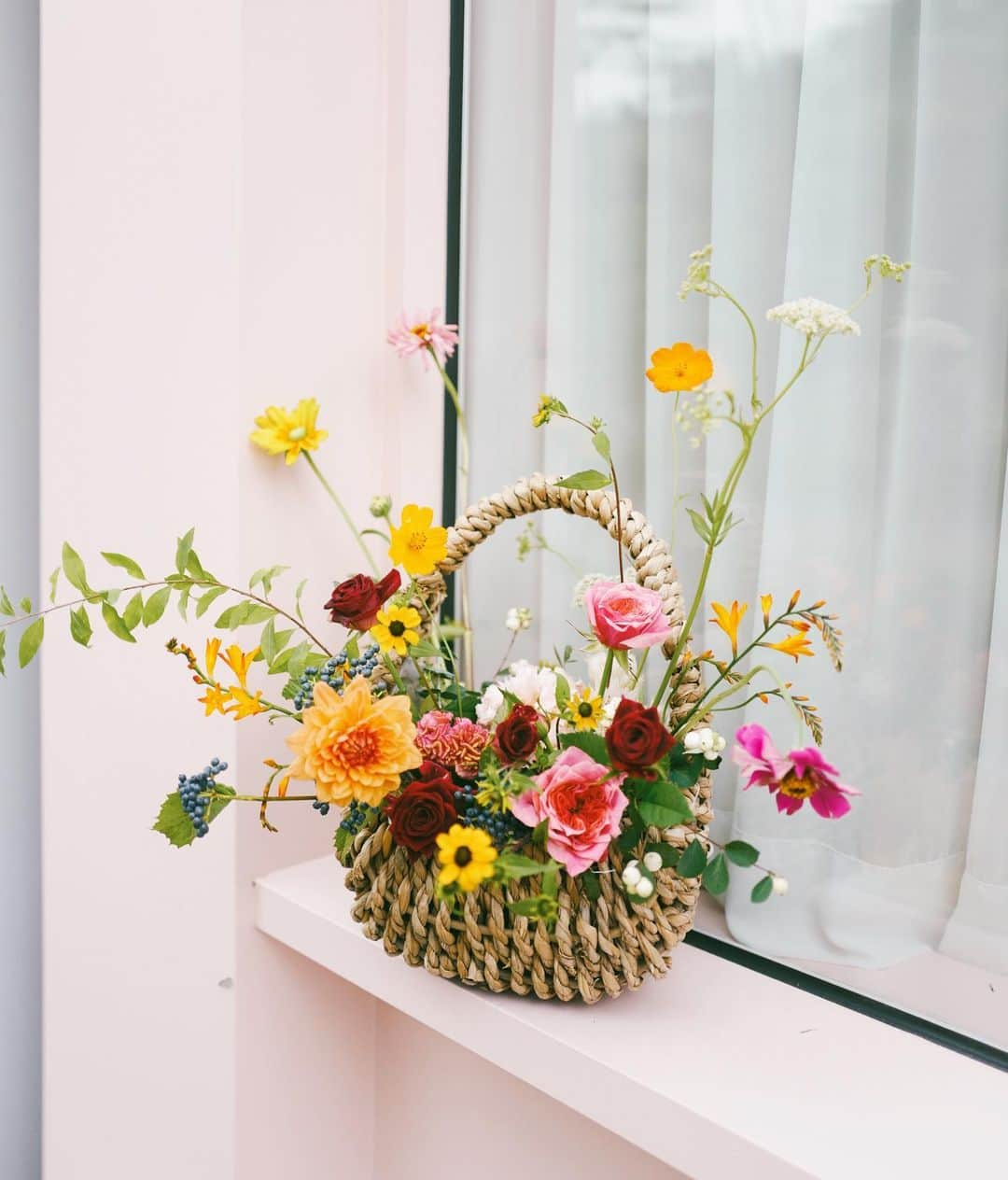 JF flower Shopさんのインスタグラム写真 - (JF flower ShopInstagram)「🌸  . . . .#2020jfflowershop #jfflowershop #flower #florist #floral #flowerlesson #koreanflorist #flowerstagram  #koreanflower  #웨딩부케 #플로리스트 #플로리스트수업 #플라워레슨#핸드타이드  #범계플라워레슨 #안양웨딩 #플라워레슨 #꽃꽂이수업 #안양꽃집 #범계꽃집 #평촌꽃집 #과천꽃집 #인덕원꽃집 #동편마을꽃집 #포일동꽃집 #내손동꽃집  #의왕꽃집 #花#花艺设计」7月22日 13時40分 - jfflowershop