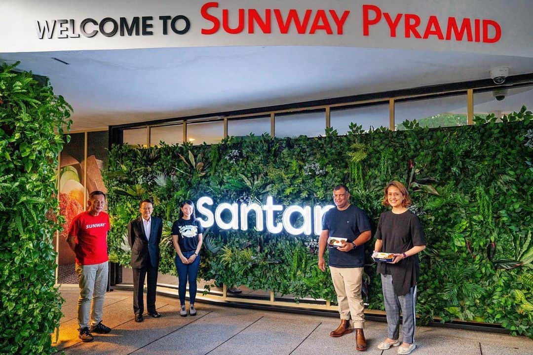 エアアジアのインスタグラム：「No pandemic can stop us from bringing you the flavors of ASEAN! 🥗🍽  From our humble start last year at place to our newest branch, we’re excited to open another SANTAN branch at SUNWAY PYRAMID!  Be one of the firsts to taste our best-selling meals which were once only served exclusively in the skies but now brought to land just for you! See you there!  Order now at santan.com.my and enter promo code <SUNWAY> to enjoy 2 combos at RM20 (enjoy 38% off) on your favorite Asean meals and drinks from now till 31 July 2020!  #AirAsia #SantanGotYou」