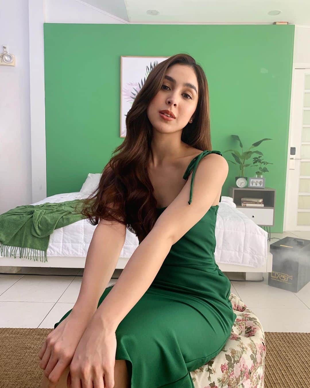 ジュリア バレットのインスタグラム：「Gandang natural with just a FINGER COMB with @palmoliveph 💚」