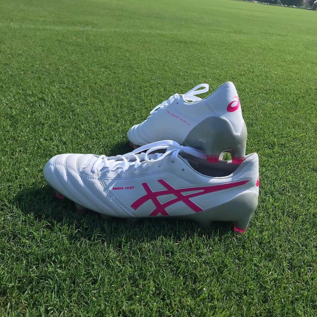のインスタグラム：「いつもスパイクを提供していただいている、asicsから、DS LIGHT X-FLYのNew Colorが登場しました！  履き心地も足にフィットし、軽いので、１度試してみて下さい！  これを履いて、今シーズン戦います！  #ASICSFOOTBALL #IMoveMe #TeamDSLIGHT #本物志向  #DSLIGHT  #DSLIGHTXFLY4」
