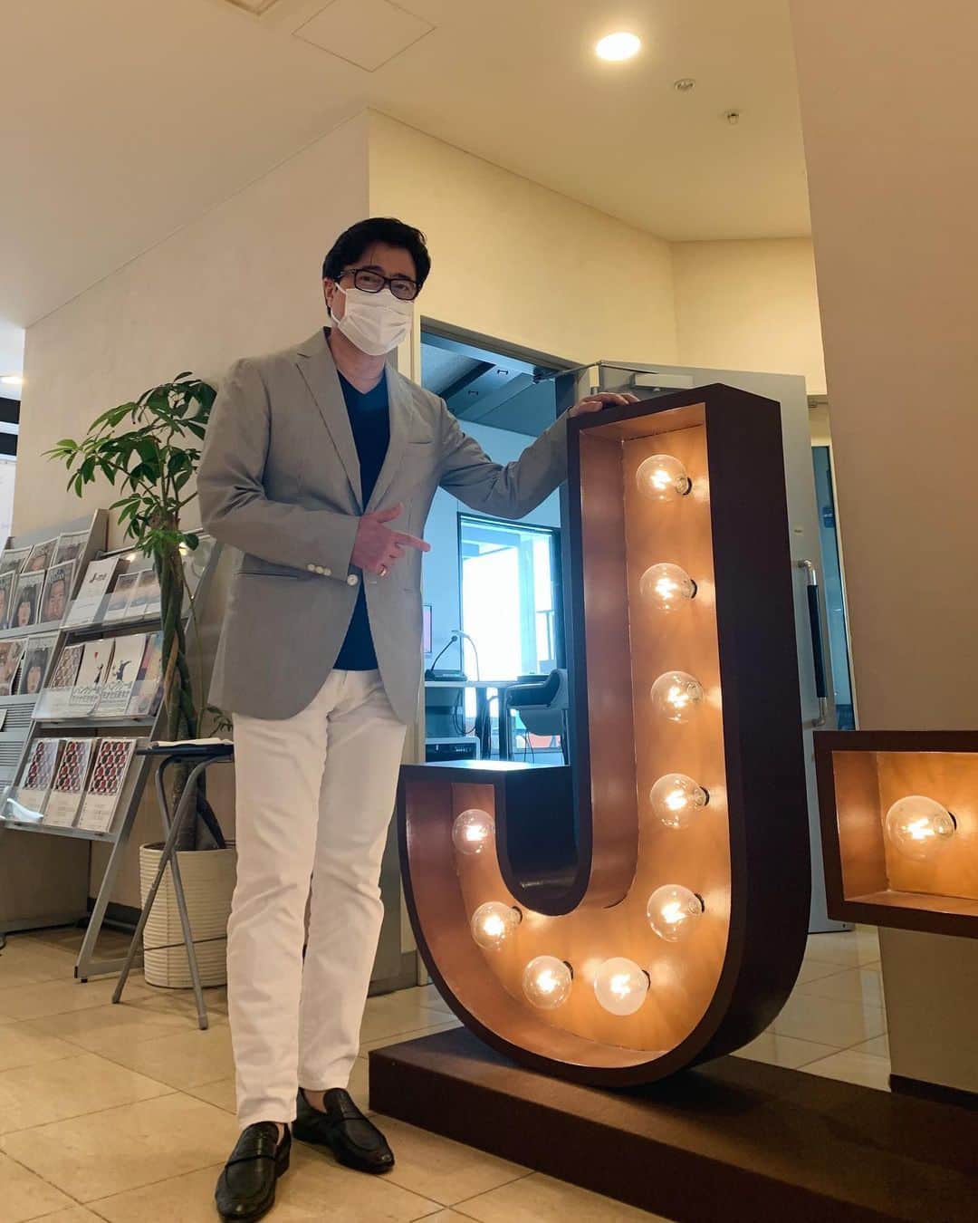 ジョン・カビラのインスタグラム：「カビ(ラジオ)ン。。。名前にラジオが入っていた❗️今更気づいた🤭  #jwave #81.3 #love #peace #ジョンカビラ #jonkabira」