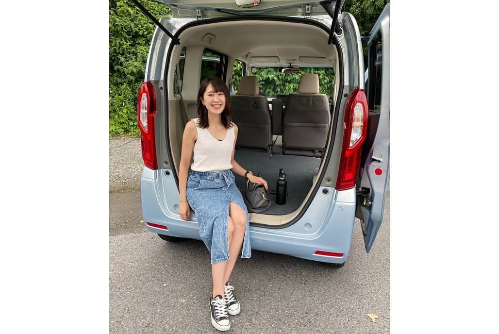 Yuri Sakuraiさんのインスタグラム写真 - (Yuri SakuraiInstagram)「: 先日、Honda Cars様の撮影に行ってきました！ その時の記事がレッツエンジョイに アップされました✧ https://www.enjoytokyo.jp/feature/pr/hondacars/07/ : 今回撮影したのは、 国内販売台数が3年連続1位のN-BOXシリーズ！ : 夏のシーサイドドライブをテーマに 逗子、葉山エリアの絶品プリンが大人気の マーロウ本店でランチしてる様子や、 海をお散歩したり、 ビーチサンダルで有名なげんべい商店etc..... 色々回って撮影しました！ : 軽自動車なので、小ぶりで女性にも 運転しやすいけど、車内はすごく広くて、 お子様がいる家族連れの方も、 荷物や自転車を積んだり、 シートも広々としていたり、 収納もしっかりついていたり、 安全機能も充実していて日常的にも、 ドライブなどのアウトドアにも使えそう♪ : 大切な人と乗ることが多いからこそ、 見た目の可愛さと、普段の使いやすさ、 そして、衝突を予測してブレーキをかけたり、  前のクルマとちょうどいい距離で ついていったりできる 多彩な 安心・快適機能を搭載した 先進の安全運転支援システム、 Honda SENSINGも付いてるのが安心！ : ぜひ記事をチェックしてみてね♪ :   #PR#hondajp #ホンダカーズ #N-BOX #ママ友 #マーロウ #げんべい #家族 #おすすめ  #ドライブ」7月22日 14時00分 - yuri_sakuraiii