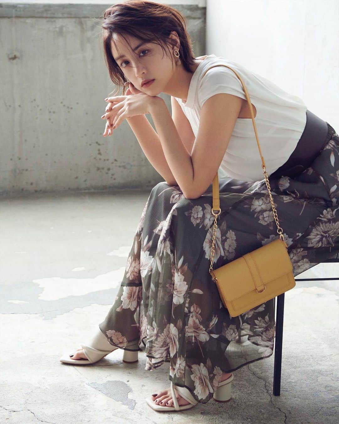 Arpege Storyさんのインスタグラム写真 Arpege Storyinstagram 𝐑𝐞𝐜𝐨𝐦𝐦𝐞𝐧𝐝 𝐢𝐭𝐞𝐦 3wayボウタイブラウス Price 16 000 Tax Color 白 特殊ホワイト ドット 品番 ペールフラワーイレヘムスカート Price 19 000 Tax