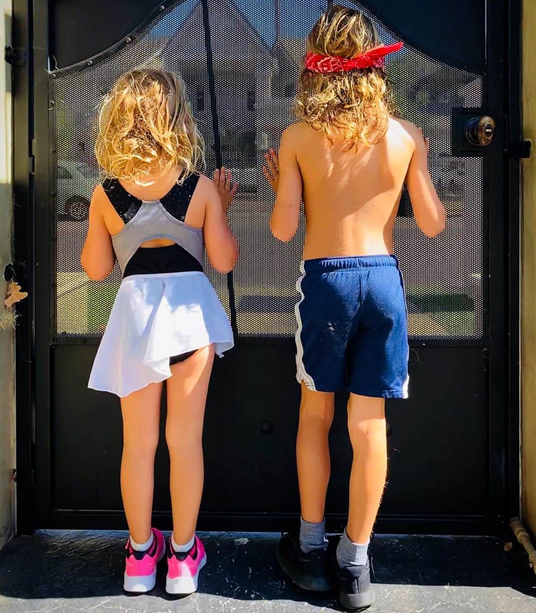 ダニエラ・ルーアのインスタグラム：「Waiting on daddy to get home so we can go on a family jog... 🏃🏽‍♀️ 🏃🏃🏽‍♀️🏃🏃🏽‍♀️🏃🏃🏽‍♀️🏃🏃🏽‍♀️🏃🏃🏽‍♀️🏃 Bandana ✅ Shirtless because dad does it too ✅ Gymnastics leotard ✅ Ballet skirt ✅ . Esperando o pai para correr em família... 🏃🏽‍♀️🏃🏃🏽‍♀️🏃🏃🏽‍♀️🏃🏃🏽‍♀️🏃🏃🏽‍♀️🏃🏃🏽‍♀️🏃🏃🏽‍♀️🏃 Fita ✅ Tronco nu porque o pai também ✅ Maiô de ginástica ✅ Saia de ballet ✅ . #river #sierra #siblings #kids #cubs #minetugay #waiting #jog #leotard #bandana #patience #quarantine」