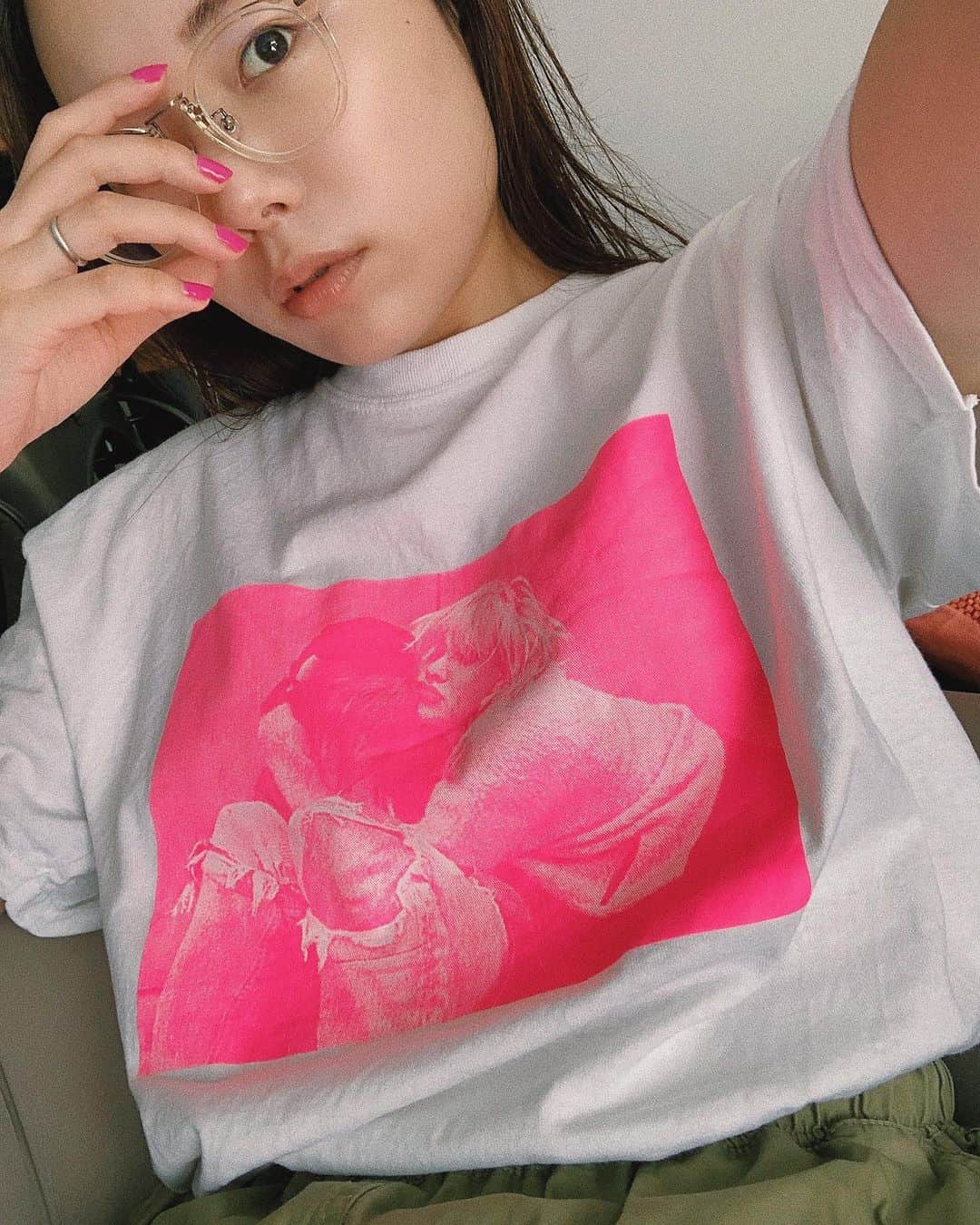 sayocoのインスタグラム：「朝の豪雨が嘘のようなお天気🌈💖 今日は肌も目も休めます🤓 #ガチメガネ ・ neon pinkのフォトプリントに 一目惚れしたTシャツ📷💘 @syu_official」