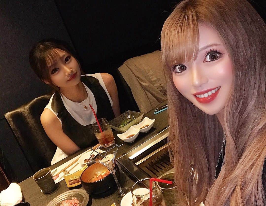 侑季美怜のインスタグラム：「あかりちゃんと久々に牛牛にディナー🍽💓 ・ ・ ・ 相変わらず可愛くて頼れる妹ちゃん🥰 ・ ・ ・ #金髪ショート #ショートヘア　#ミニーショート　#金髪　#ハーフ　#韓日ハーフ　#モデル　#美人　#女優　#東京　#beauty  #girl #japanese #セクシー　#可愛い　#美脚　#谷間　#キャバ嬢　#キャバ　#おしゃれ　#ファッション　#ブランド　#美容　#エステ　#ネイル　#ヘアモデル　#脱毛　#ダイエット」