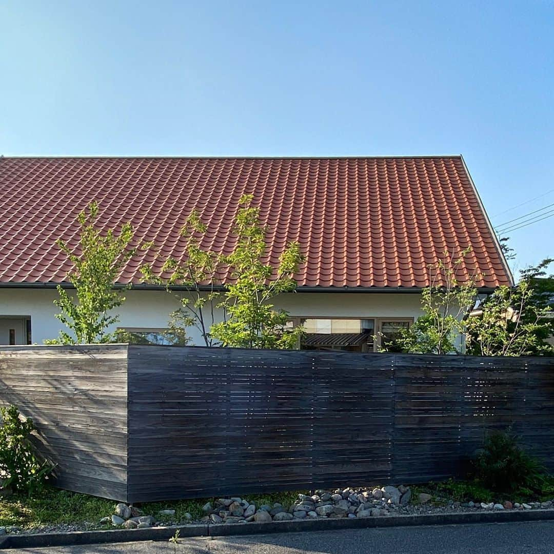 アイトフース | 北欧住宅｜注文住宅｜広島・岡山・山口さんのインスタグラム写真 - (アイトフース | 北欧住宅｜注文住宅｜広島・岡山・山口Instagram)「早、築5年目に突入した岡山県井原市のO邸です。高性能からのランニングコストも重視されながらの住まいづくりでしたが、納得の水道光熱費に加え家事労働の大幅減少は、想像されていなかったことかと思います。詳細は、近日web施工事例にUPさせていただく予定です。 ・ ・ ・ Anniversary25th #アイトフースライフ #アイトリブ #住まいづくり #家事労働1/2以下に #注文住宅 #広島の注文住宅 #サスティナブル #木と漆喰 #焼杉#木製トリプルサッシ #高性能住宅 #パッシブデザイン」7月22日 14時35分 - aitohus