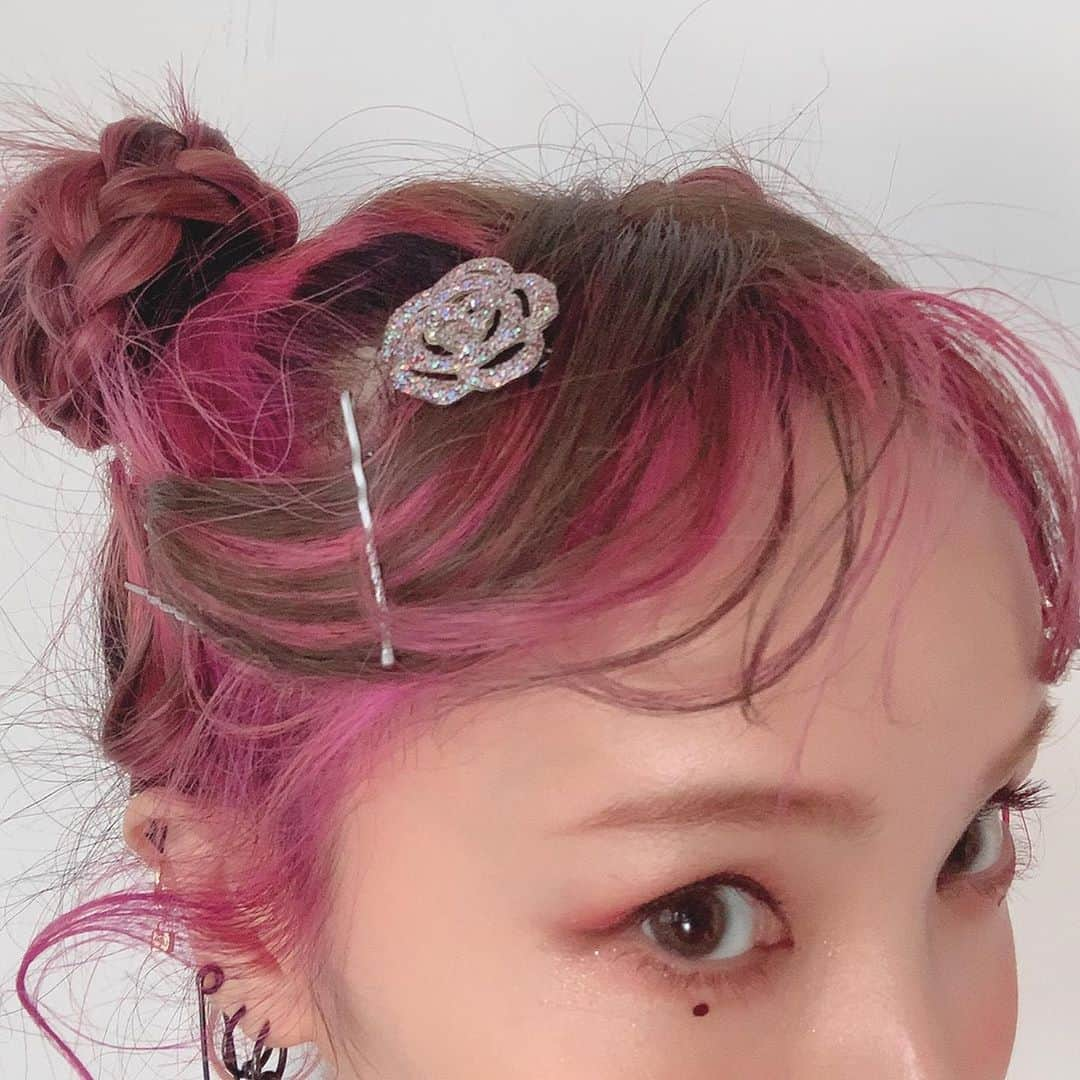 LiSAさんのインスタグラム写真 - (LiSAInstagram)「このワンピースは絶対でしょ🥺 つるつるで気持ち良くてらくちんパンダ🐼 ふーちゃんの絶妙なパンダヘアすごい🐼  @candy_yoshie   https://store.candystripper.jp/f/magazine/202008_1  #Repost @candystripper_official with @get_repost ・・・ .﻿ 💗Candy Stripper Web Magazine 8月号 vol.1💗﻿ Web Magazine最新号が本日公開です。﻿ ﻿ INDEPENDENT ME﻿ ﻿ 毎回お馴染みの人気ゲスト、LiSAさんが登場です✨﻿ 可愛らしさはもちろん、その中にある独特な雰囲気と、秘たる強さが彼女の魅力の秘密。そんな一面を引き出す、﻿ 最新スタイリングを着こなしてもらいました！﻿ ﻿ Photographer : @ryuji_sue  Hair Make-up : @fusaetachibana  Model : @xlisa_olivex  Text : @coffeegirlchiro ﻿ Design : @odag_works ﻿ ﻿ Candy Stripper MagazineはプロフィールページのURLからご覧いただけます✅﻿ ﻿ #candystripper ﻿ #2020Autumn﻿ #candystore﻿ #inanyway﻿ #lisa」7月22日 14時42分 - xlisa_olivex