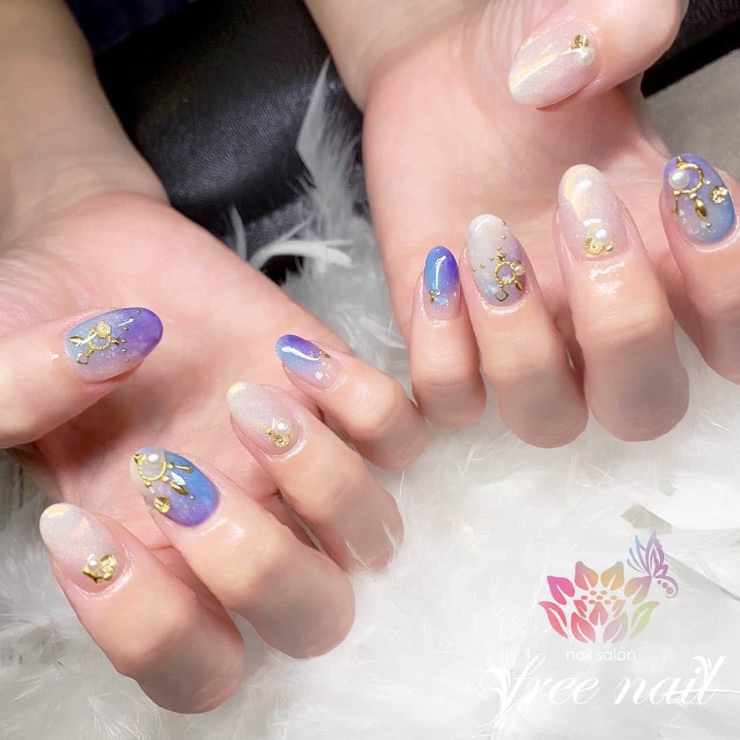 free nail フリーネイルのインスタグラム：「. お客様ネイル💅🏻🐠 . キラキラ夏色ネイル🌌✨ . 星降る夏の夜空🌟🪐 . ご来店ありがとうございました🙇🏻‍♀️🙇🏻‍♀️🙇🏻‍♀️💗 . #ネイルアート #ジェルネイル #ネイルサロン #大阪ネイルサロン #ネイルデザイン #ネイルチェンジ #グラデーションネイル #キラキラネイル #ネイルパーツ #パールネイル #ブルーネイル #クリアネイル #デザインネイル #トレンドネイル #シンプルネイル #きれいめネイル #サマーネイル #夏ネイル #summernails #nailsart #nailsdid #美甲 #日式美甲 #日式美甲胶 #日本美甲师 #日本美甲老师 #美甲上课 #日本胶 #フリーネイル #freenail」