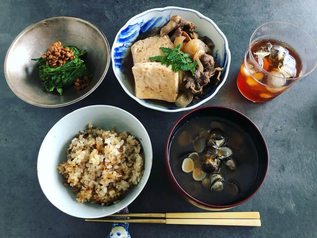 真藤舞衣子さんのインスタグラム写真 - (真藤舞衣子Instagram)「肉豆腐、ルッコラのお浸し醤油麦麹、しじみのおみおつけ、玄米。  #発酵美人になりませ #美味しい発酵食生活 #醤油麦麹　#味噌 #甘糀　#塩糀」7月22日 14時53分 - maikodeluxe