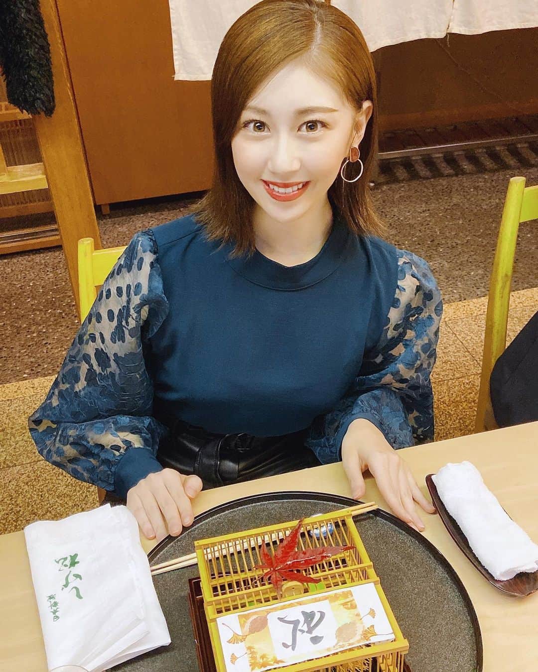 永島あゆみのインスタグラム：「🍁 ・ 去年秋に大好きな京都旅をした時の♡ 一年に一度は必ず、車折神社さんに 行かせて頂くので京都には行きます⛩ いつも京都、神戸、大阪を回って帰ると言う パターンが多く私の大好きな時間なんです♡ ここは神戸にある日本料理の「しげ松」さん お料理の魅せ方がどれも本当に素敵で とっても美味しくて大好きなんです！！ また大好きなところにたくさん行けるように なりたいですね☺️☺️ まだまだコロナで落ち着かない日々が 続きますが手洗いうがいをしっかりして 乗り越えましょう😉 ・ #京都 #京都巡り #車折神社 #神戸 #大阪 #しげ松　さん #関西  #行きたい #❤︎」