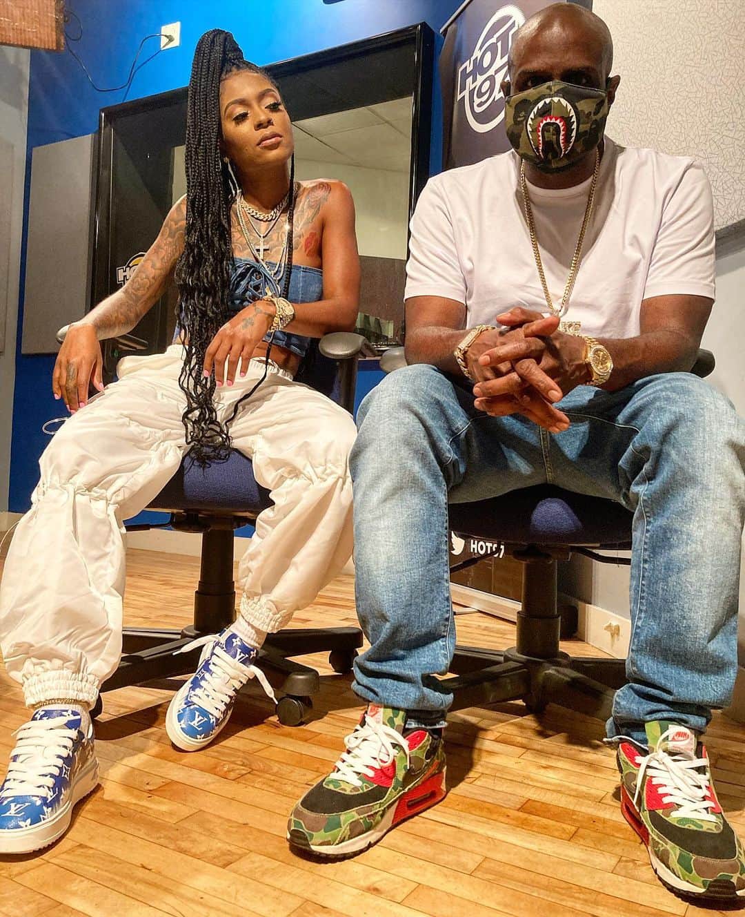 ファンクマスター・フレックスのインスタグラム：「5AM! We back with them freestyles! @hoodcelebrityy #Freestyle149 Pow! You see me 30pounds down on my way to 35! @iamshaft we cooking up! I back on the scene! @djjuanyto on the set!」
