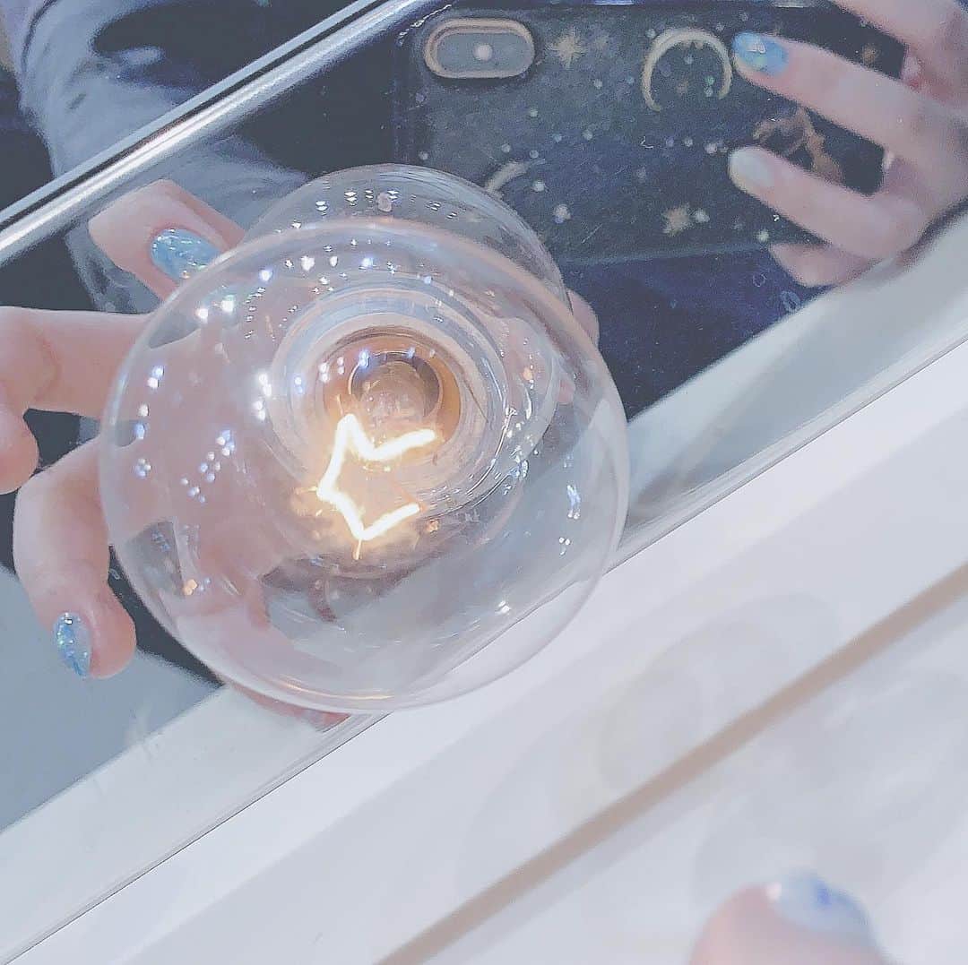 ねおきまこのインスタグラム：「数億年ぶりのサロンきた！ 電球ってなんか可愛いよね💡」