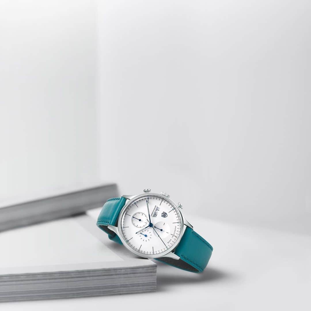 DUFA日本公式アカウントのインスタグラム：「爽やかなカラーリングが夏にぴったり。 . VAN DER ROHE BARCELONA CHRONOGRAPH DF-9021-J5-BLU . . . . #ドイツ時計 #腕時計 #アクセサリー #時計 #ウォッチ #腕時計くら部 #腕時計好き #手元コーデ #時計好き #コーデ #ミニマル #コーディネート #腕時計コーデ #dufa #dufawatches #dufajp #ドゥッファ#BAUHAUS #バウハウス #おうちコーデ #おうち時間 #おうちファッション #巣ごもり #限定 #オンライン」