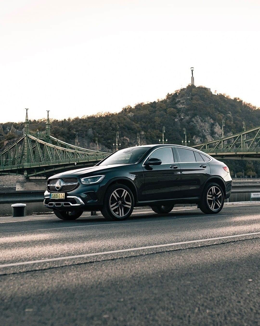 メルセデス・ベンツさんのインスタグラム写真 - (メルセデス・ベンツInstagram)「Dynamic appearance, elegant lines, new engine line-up and the latest generation of the MBUX The new Mercedes-Benz GLC Coupé is here to impress.  📷  @petermosoni   #MercedesBenz #GLC #Coupé #Mercedes #Benz #benzfamily #carsofinstagram #Budapest」7月22日 15時00分 - mercedesbenz