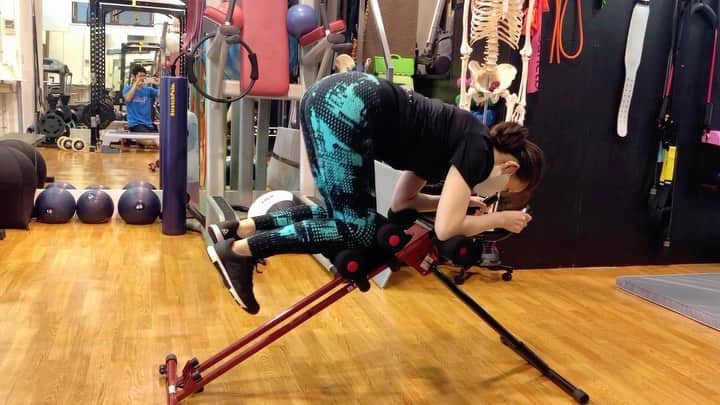 のインスタグラム：「#パーソナルトレーニングジム へ🏃‍♀️💨 久々にAB crusherで腹筋崩壊。 20回✖︎3セットがんばりました👍 ストレッチと尻トレーニングもたっぷりのメニュー。  セッション中はわたしとトレーナーさんだけで、 前後にしっかり手洗いをしてマスクをつける、 公共交通機関を使わないなど気をつけながら運動をつづけています🏋️‍♂️  ジムの後は1時間ウォーキングして、意識高い系サラダをテイクアウト🥗 最近の、休日の一番好きな過ごし方です😋  今夜は#習志野きらっとスプリント 🏇💨✨ 楽天競馬YouTubeに予想がアップされています。 オンライン観戦会やろうかな？🤔  #hey尻 #bodymake #workout #abcrusher #トレーニング動画 #ボディメイク #パーソナルトレーニング  #パーソナルトレーニングジム  #尻 #尻神 #尻トレ　 #ストレッチ#筋トレ　 #腹筋女子#腹筋　 #ワークアウト #ダイエット #フィットネス #ジム #尻トレーニング #美容  #fitness#엉덩이#personaltraining  #津田麻莉奈 #まりなる」