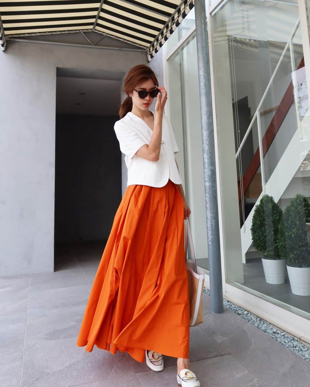 川人未帆さんのインスタグラム写真 - (川人未帆Instagram)「・ オレンジのスカートを白で爽やかに。そしてジャケットのようなトップスとローファー、大きめのバッグでハンサムな感じに。 去年から、来年はオレンジのスカート作るぞ🍊と思ってた🧡 シンプルに合わせるだけで存在感があって、ちょっと変化球。 カラースカートは沢山あるけどオレンジは割と人とかぶらない。黒、ネイビー、茶系などベーシックカラーにも合う。カーキ合わせもかわいいから、秋口にカーキのパフスリーブブラウスとかと合わせたいな🎃持ってないからさがそっ💪 ・ Tops: @zara Skirt: @seventenbymihokawahito  Bag: @burberry  Shoes: @chloe」7月22日 15時07分 - miho0319kawahito