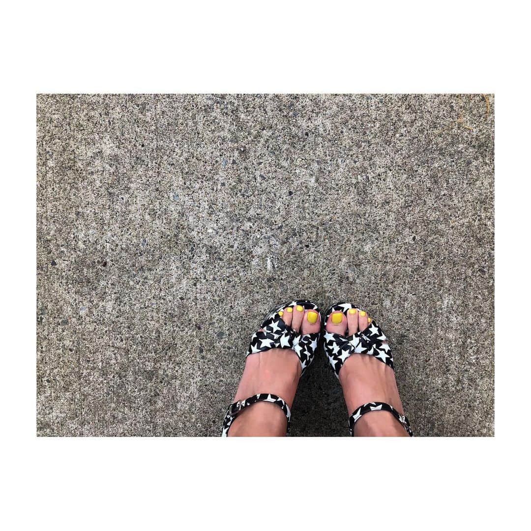 Taki Tanakaさんのインスタグラム写真 - (Taki TanakaInstagram)「ＭＯＯＤ  #ootd #outfitoftheday #outfit  shoes #ysl nail @maktub_nails   夏です💛 #昔シリーズ の#サンローラン 星の子サンダルとネオンイエローの#夏ネイル  #良いもの好きなものを長く愛そう」7月22日 15時08分 - tanakataki