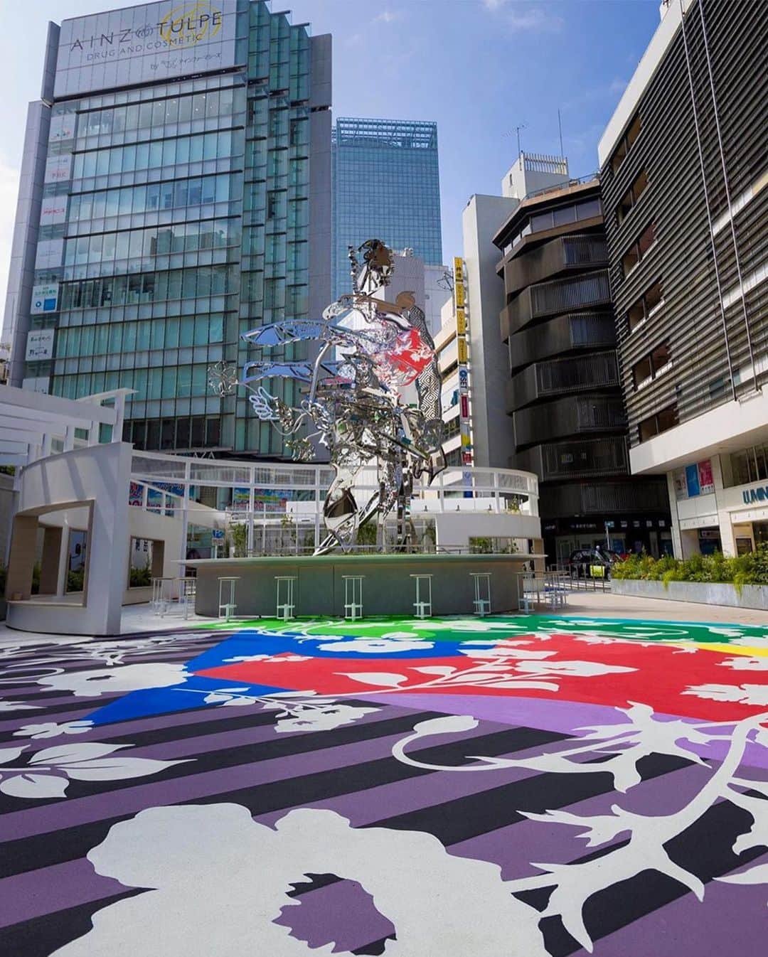 HYPEBEASTさんのインスタグラム写真 - (HYPEBEASTInstagram)「@hypebeastart: Brooklyn-based Japanese artist @tomokazumatsuyama has set up a monumental sculpture called ‘Hanao-San’ at Tokyo’s JR Shinjuku Station. Standing 26 feet tall, the mirrored boy is a collaborative effort between Matsuyama and East Japan Railway Company, and provides a timeless visual and spatial experience, allowing passerbys to linger, converse and meditate before returning to the bustling streets of the city. Head to the link in our bio to learn more.⁠⠀ Photo: Tomokazu Matsuyama」7月22日 15時17分 - hypebeast