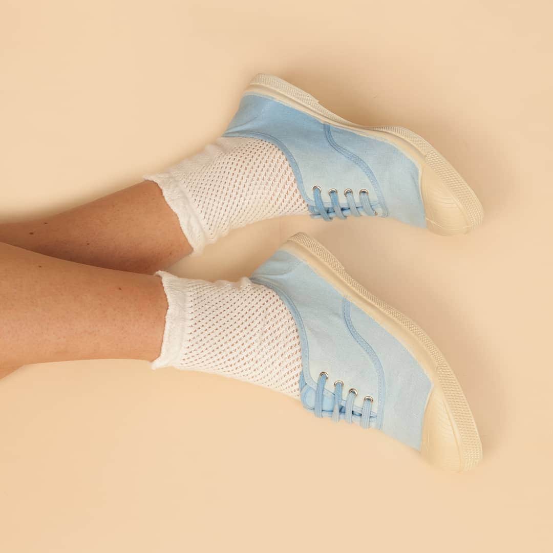 ベンシモンのインスタグラム：「Porcelaine, pétale, abricot, amande... et vous, quelles couleurs de tennis vous glissez dans vos valises cet été ? 🍃 ​🇬🇧 Porcelain, petal, apricot, almond... and you, what colors of tennis you're packing this summer? 🍃 ​#tennis #bensimon #tennisbensimon #bensimontennis」