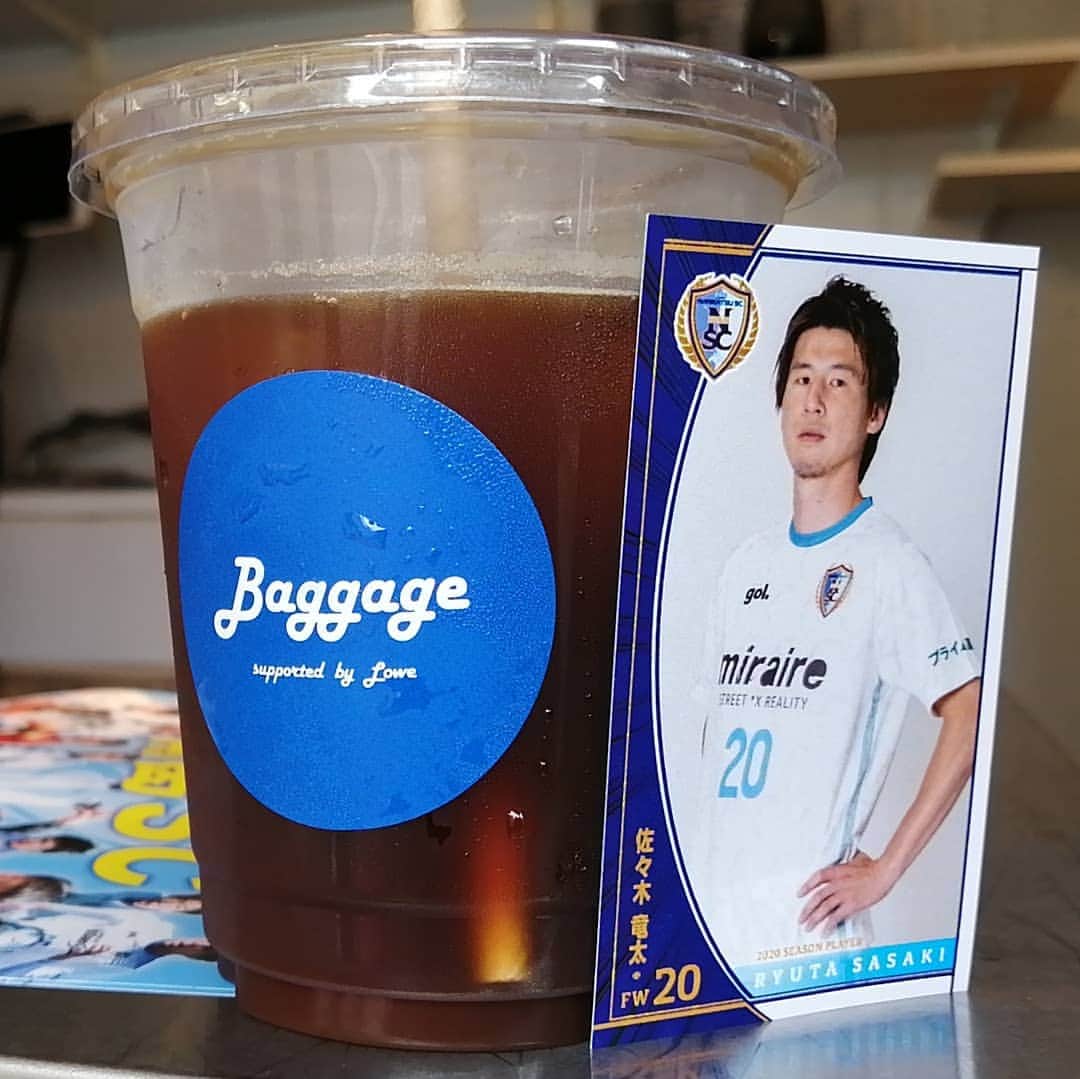 佐々木竜太さんのインスタグラム写真 - (佐々木竜太Instagram)「⚽ #baggage にチラシ貼ってもらいました🎌  美味しいcoffeeと共に完成したばかりの選手カードも😏  ありがとうございます👏  #coffee #market #表参道」7月22日 15時28分 - ryuta__sasaki