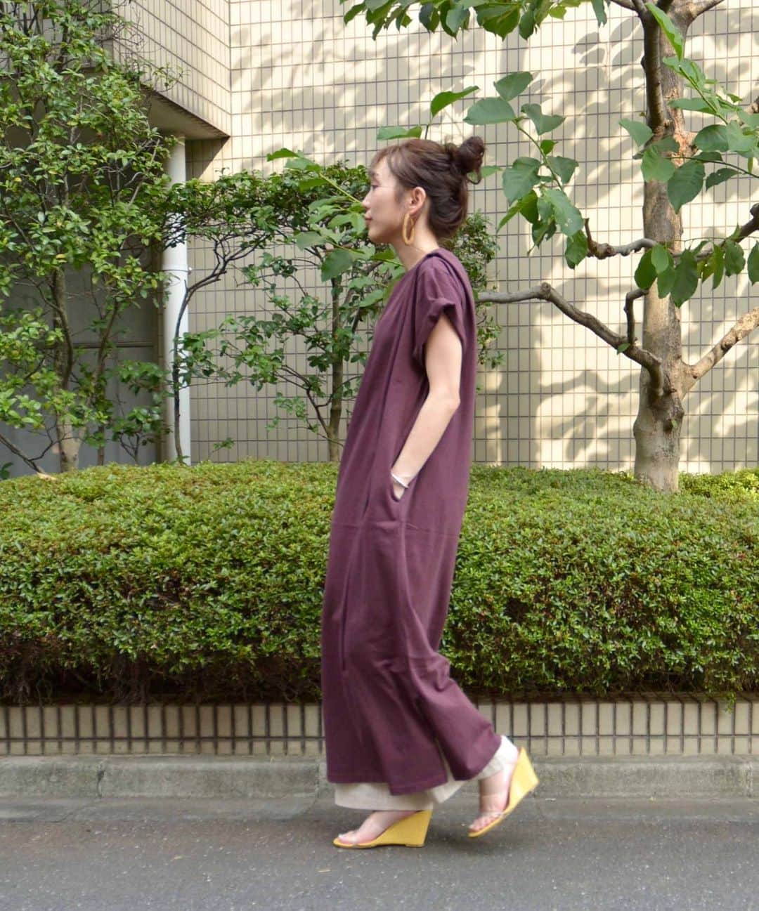 ジョンブルさんのインスタグラム写真 - (ジョンブルInstagram)「.﻿ ﻿ 【オンラインストア限定】リラックスカットワンピース﻿ ﻿ ﻿ 真夏～秋口までさらっときていただけるクルーネックのカットワンピースがリリース！﻿ 透けないので1枚でさらっと着れて、付属のベルトでシルエットをアレンジして着ていただけます。﻿ ﻿ 長めのスリーブはそのままオーバーサイズでもよし◎﻿ 折り返して真夏のカジュアルな雰囲気にしてもよし◎﻿ ﻿ ﻿ JOHNBULL onepiece﻿ lot.AW814 / ¥8,000+tax﻿ ﻿ col.﻿ brown,black,beige,green﻿ ﻿ ⇒https://www.privatelabo.jp/item/53728757.html﻿ ﻿ ﻿ #johbnull #johnbullprivatelabo #johnbullonlinestore #onepiece #thisrts #newarrivals #ジョンブル #ジョンブルプライベートラボ #カットワンピース #WEB限定 #ビッグTシャツ #新作紹介 #スタッフスナップ #2020ss」7月22日 15時28分 - johnbull_private_labo