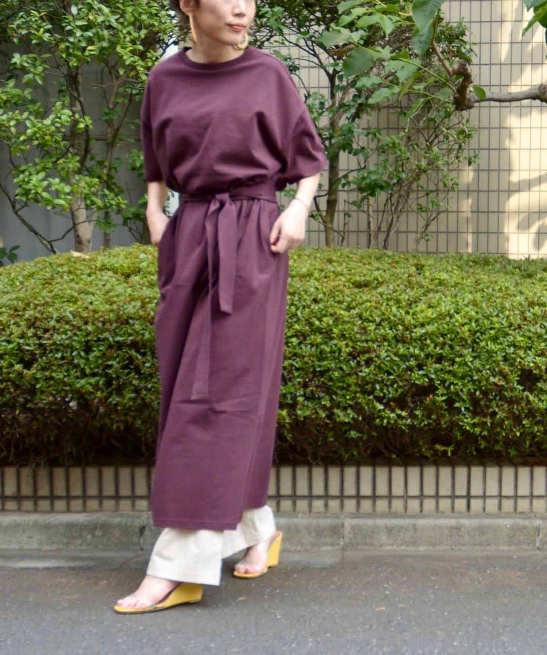 ジョンブルさんのインスタグラム写真 - (ジョンブルInstagram)「.﻿ ﻿ 【オンラインストア限定】リラックスカットワンピース﻿ ﻿ ﻿ 真夏～秋口までさらっときていただけるクルーネックのカットワンピースがリリース！﻿ 透けないので1枚でさらっと着れて、付属のベルトでシルエットをアレンジして着ていただけます。﻿ ﻿ 長めのスリーブはそのままオーバーサイズでもよし◎﻿ 折り返して真夏のカジュアルな雰囲気にしてもよし◎﻿ ﻿ ﻿ JOHNBULL onepiece﻿ lot.AW814 / ¥8,000+tax﻿ ﻿ col.﻿ brown,black,beige,green﻿ ﻿ ⇒https://www.privatelabo.jp/item/53728757.html﻿ ﻿ ﻿ #johbnull #johnbullprivatelabo #johnbullonlinestore #onepiece #thisrts #newarrivals #ジョンブル #ジョンブルプライベートラボ #カットワンピース #WEB限定 #ビッグTシャツ #新作紹介 #スタッフスナップ #2020ss」7月22日 15時28分 - johnbull_private_labo