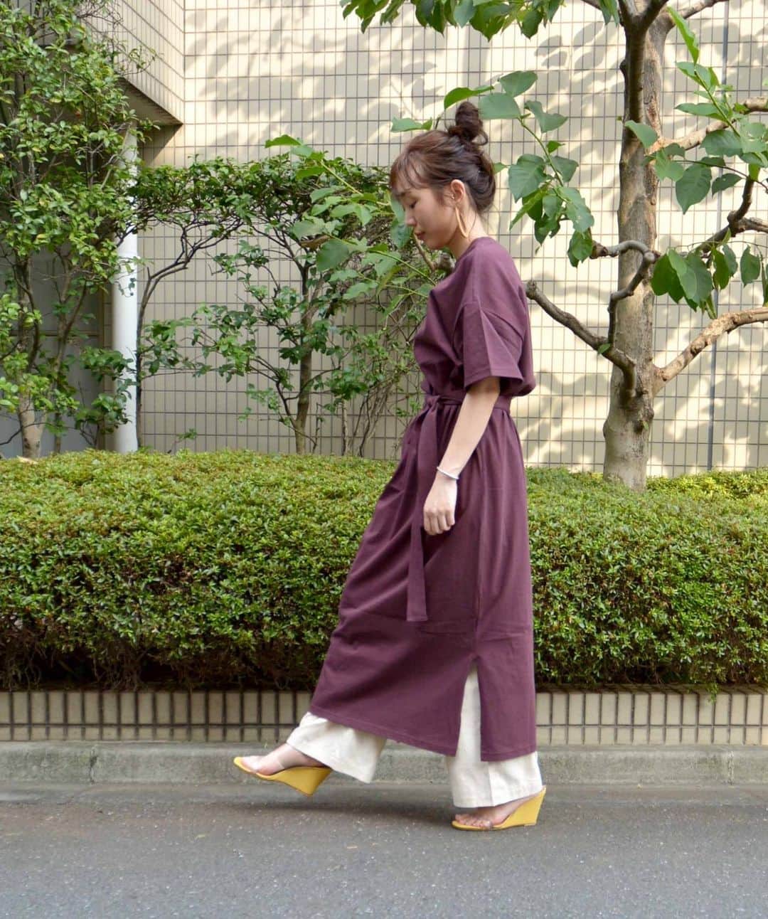 ジョンブルさんのインスタグラム写真 - (ジョンブルInstagram)「.﻿ ﻿ 【オンラインストア限定】リラックスカットワンピース﻿ ﻿ ﻿ 真夏～秋口までさらっときていただけるクルーネックのカットワンピースがリリース！﻿ 透けないので1枚でさらっと着れて、付属のベルトでシルエットをアレンジして着ていただけます。﻿ ﻿ 長めのスリーブはそのままオーバーサイズでもよし◎﻿ 折り返して真夏のカジュアルな雰囲気にしてもよし◎﻿ ﻿ ﻿ JOHNBULL onepiece﻿ lot.AW814 / ¥8,000+tax﻿ ﻿ col.﻿ brown,black,beige,green﻿ ﻿ ⇒https://www.privatelabo.jp/item/53728757.html﻿ ﻿ ﻿ #johbnull #johnbullprivatelabo #johnbullonlinestore #onepiece #thisrts #newarrivals #ジョンブル #ジョンブルプライベートラボ #カットワンピース #WEB限定 #ビッグTシャツ #新作紹介 #スタッフスナップ #2020ss」7月22日 15時28分 - johnbull_private_labo