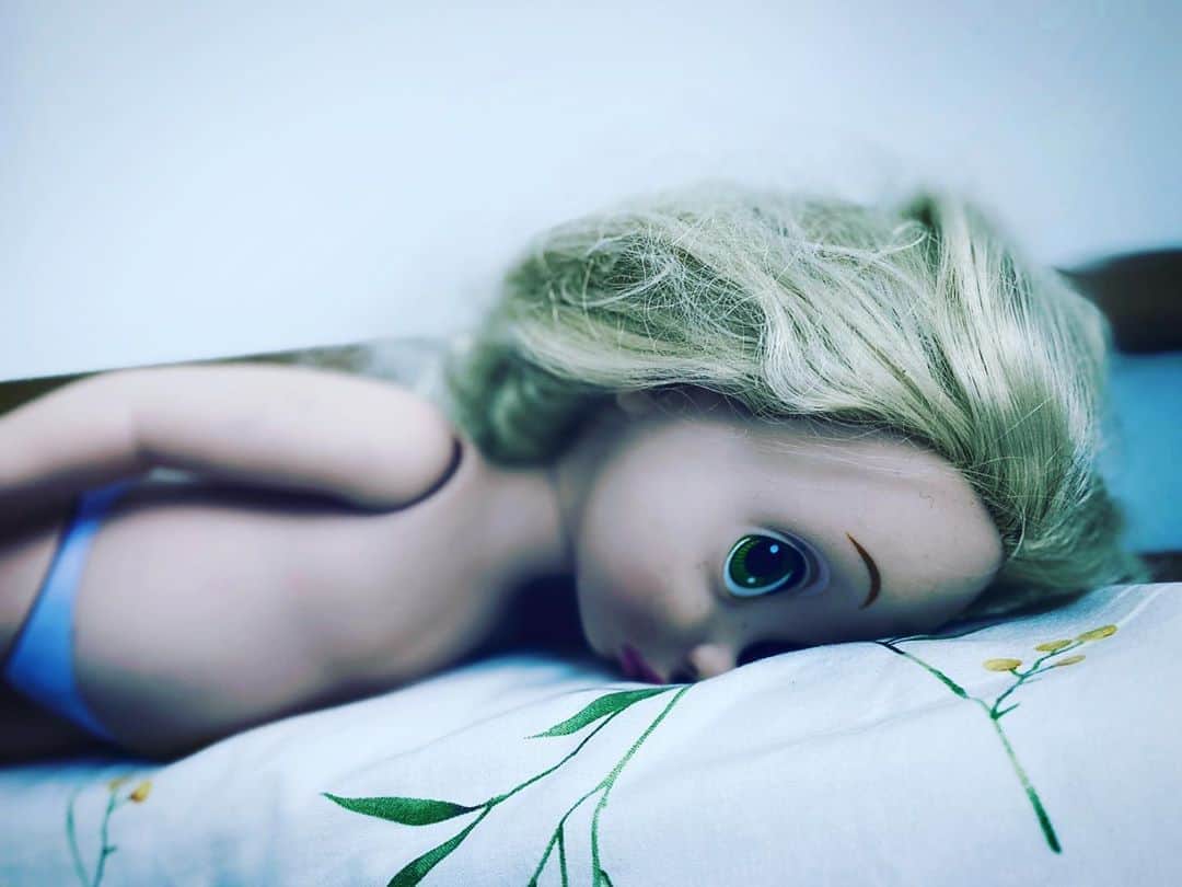 安藤裕子さんのインスタグラム写真 - (安藤裕子Instagram)「つかれたなあ、 と思ってベッドにダイブしてのびていたら 娘が 「こっち見てみて」 と言って　私の背面にこの人形置いていった。  怖すぎる。」7月22日 15時28分 - yuko_ando
