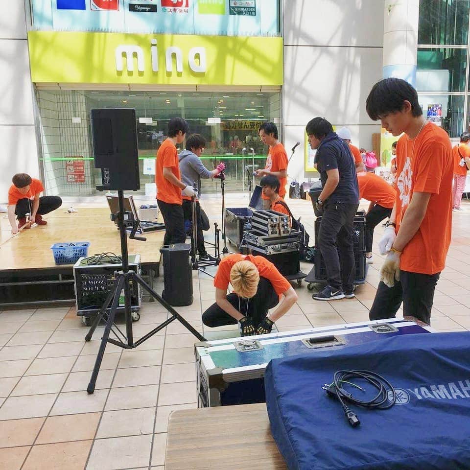 日本工学院さんのインスタグラム写真 - (日本工学院Instagram)「過去にミュージックカレッジの学生が、地域の音楽祭でボランティアをしたときの様子です♫ ステージ周りの音響スタッフとして頑張りました✨ . . 「#日本工学院」をチェック！！ 学生が投稿したリアルな日常風景を見ることができますよ！ . . #nihonkogakuin #専門学校 #日本工学院八王子専門学校 #日本工学院専門学校 #教職員投稿写真 #ミュージックカレッジ #若きつくりびと #アーティスト #ミュージシャン #音響 #音響機材 #ライブハウス #ライブ #バンドマン #バンド #演奏  #シンガー #音楽好き #作詞作曲」7月22日 15時26分 - nihonkogakuin