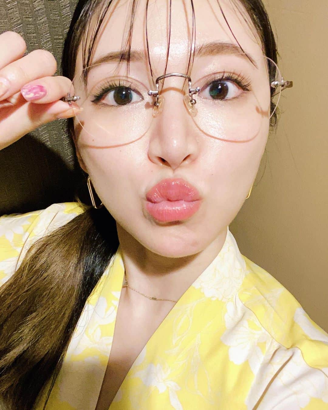 DJ mariennuのインスタグラム：「珍しく👓　@owndays_jp  軽くて可愛いです。 #owndays #オンデーズ　#眼鏡  洋服は　@chinatsu1981080 が買ってくれたSALEの @hm 🍍」
