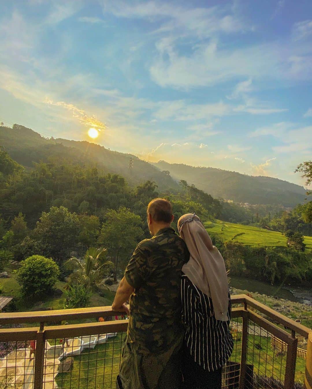 ラウディアシンシアベラのインスタグラム：「🍃🍃 After months #MasyAllah  #backtonature🍃🤍」