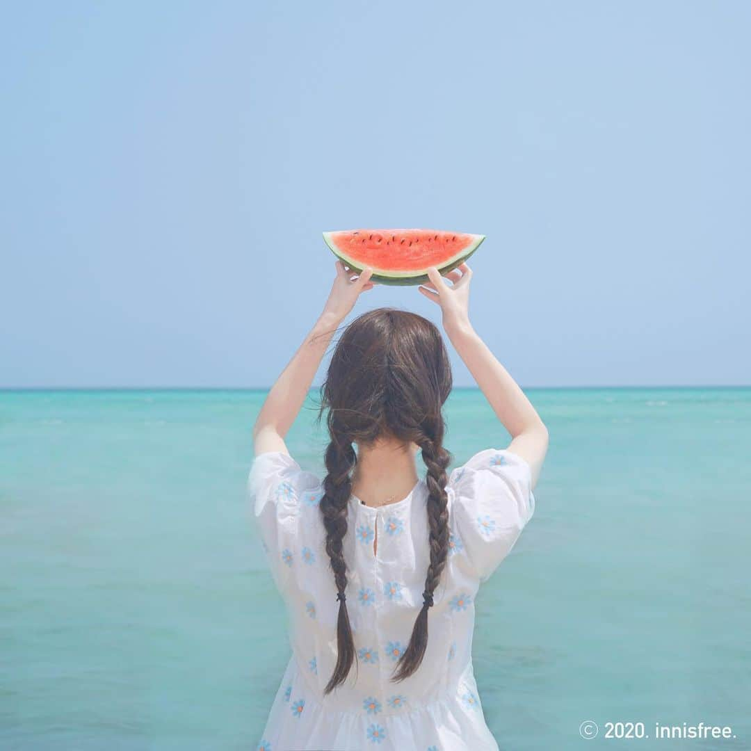 innisfree official (이니스프리) さんのインスタグラム写真 - (innisfree official (이니스프리) Instagram)「햇살이 뜨거운 여름🏖 시원한 🍉 한 조각으로 더위야 안녕! ⠀ Summer comes with blazing sunlight🏖 Say goodbye to the heat with a refreshing piece of 🍉!」7月22日 15時35分 - innisfreeofficial