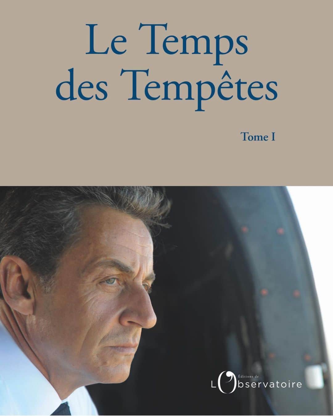 のインスタグラム：「« À compter du 16 mai 2007, j’étais seul. Bien sûr, il y avait le peuple français, mais sa force collective ne s’exprime pas dans le quotidien des décisions à prendre, ou des nominations à effectuer. J’avais une équipe, des conseillers, des amis, des visiteurs du soir, mais j’étais seul à prendre et à assumer la décision finale. C’est le premier sentiment qui m’a envahi après avoir raccompagné Jacques Chirac à sa voiture et être remonté dans le bureau présidentiel qui était devenu le mien pour les cinq années à venir. Je l’avais voulu, espéré, rêvé. Maintenant j’y étais. Comment ne pas décevoir tous les Français qui venaient de me faire confiance ? Qu’est ce qui m’attendait ? J’ai fermé les yeux. Tout d’un coup, la gravité et, surtout, la solitude propre à la fonction me tombaient sur les épaules. C’était plus brutal que je ne l’avais imaginé. Soudain, mon passé avait disparu comme s’il n’avait jamais existé, seuls comptaient désormais le présent et l’avenir. C’était vertigineux, tellement fort que cela ne provoquait bizarrement aucune excitation intérieure. J’étais tout à la fois calme et parfaitement conscient d’être au bord d’un précipice. » Le Temps des Tempêtes parution le vendredi 24 juillet aux @editionsdelobservatoire crédit photo @gregoire_elodie」