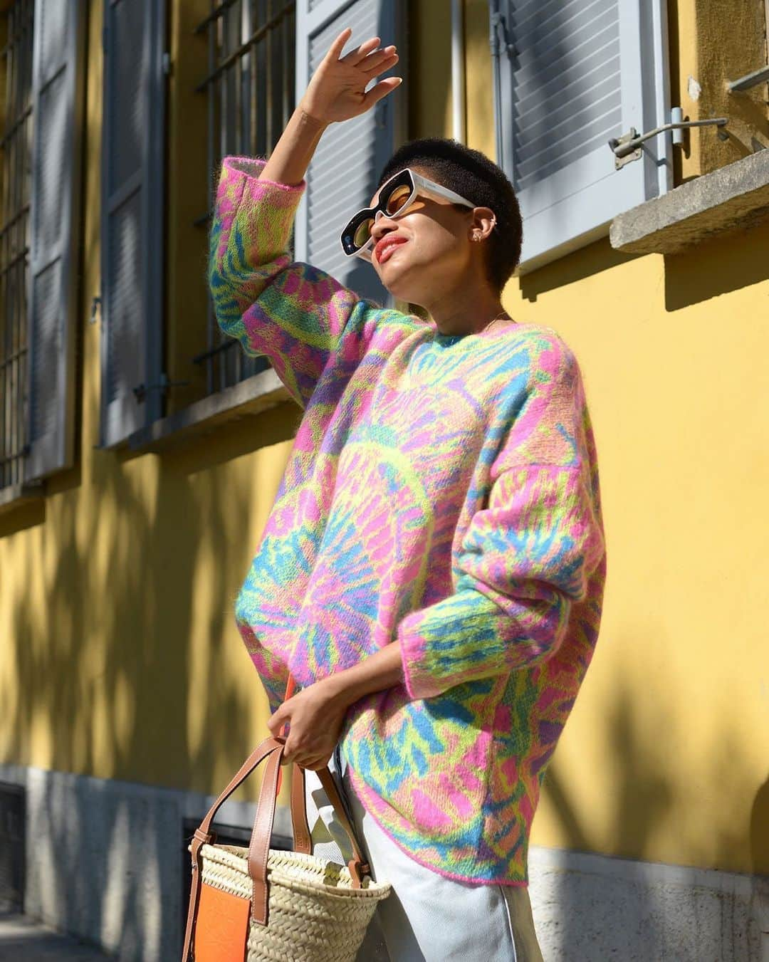 MATCHESFASHION.COMさんのインスタグラム写真 - (MATCHESFASHION.COMInstagram)「@alltheprettybirdsofficial founder @tamumcpherson embraces the exuberant mood of #LOEWEpaulas’ collection of psychedelic prints and spirited shades, inspired by Mediterranean charm and the iconic Ibiza boutique.  Head to the link in bio to discover more from @loewe.」7月23日 2時26分 - matches