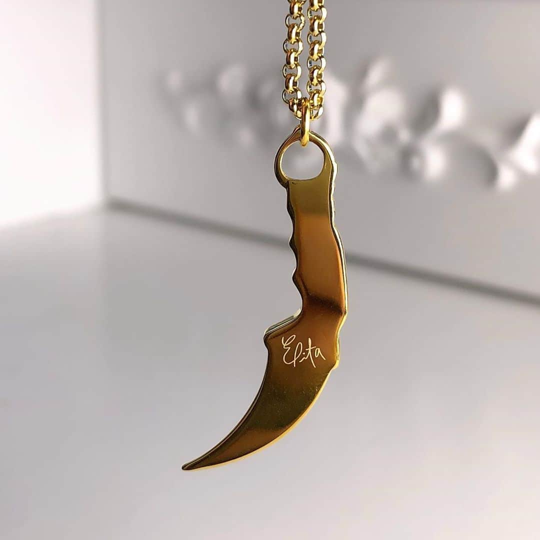 yungelitaさんのインスタグラム写真 - (yungelitaInstagram)「so excited to announce my karambit knife necklace is now available!! shop only on elitaharkov.com (link in bio)⛲️」7月23日 2時31分 - yungelita