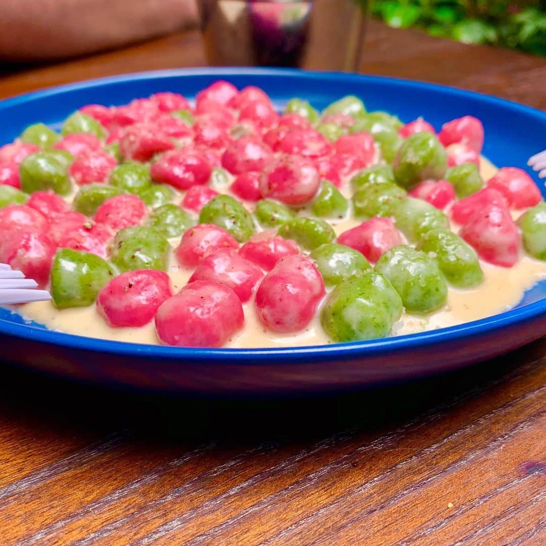 のインスタグラム：「@nyokee_london was one of my favourite reviews ever, the food was absolutely amazing and the employees/owners were so kind.   Pictured is their beetroot and spinach gnocchi in a 4 cheese sauce which was unbelievably good, and then we got some takeaway dishes to make at home which were equally amazing!  My favourites are definitely the beetroot and spinach & four cheese sauce gnocchi, the tiramisu and the slow cooked sausage ragu, but it was all so tasty. They also offer contactless pickup!  Definitely check them out, I know I’ll be going back!」