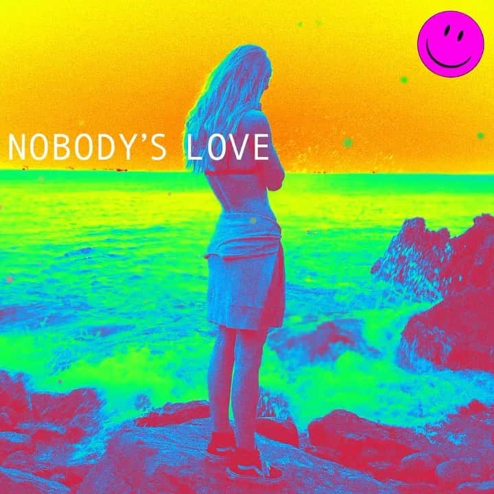 Maroon 5のインスタグラム：「Lonely like an island...」