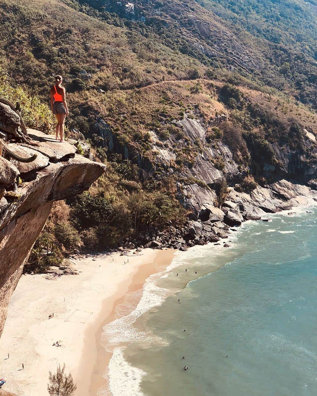 イモージェン・ケアンズのインスタグラム：「Endless adventures in Rio 🧡#pedradatartaruga #perigoso #priadoperigoso #guaratiba #riodejaneiro 📸 @bernardo_bie」