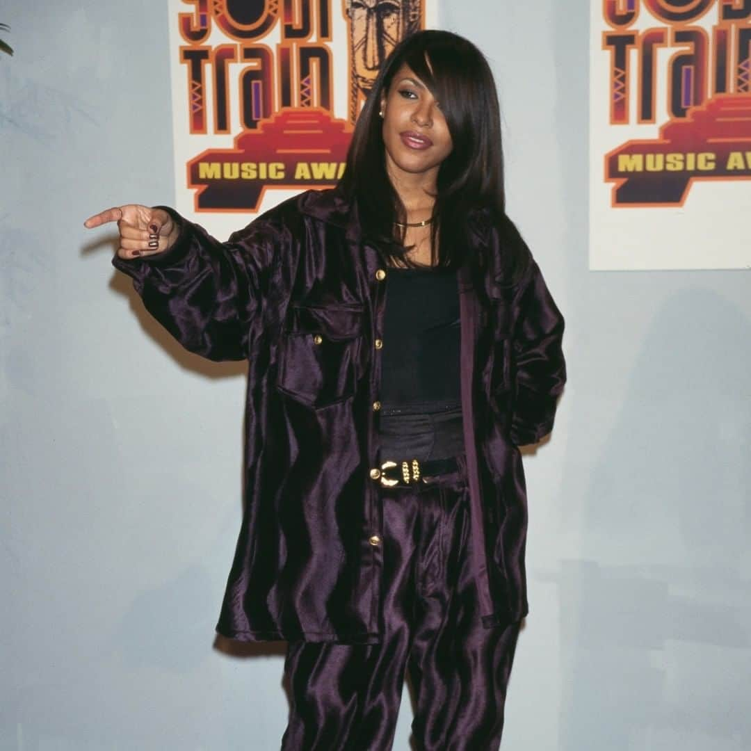 Nylon Magazineさんのインスタグラム写真 - (Nylon MagazineInstagram)「At the link in bio, we're taking a look back #Aaliyah's best '90s and '00s fashion moments 🧡. Consider this your new summer mood board. [Getty]」7月23日 1時02分 - nylonmag