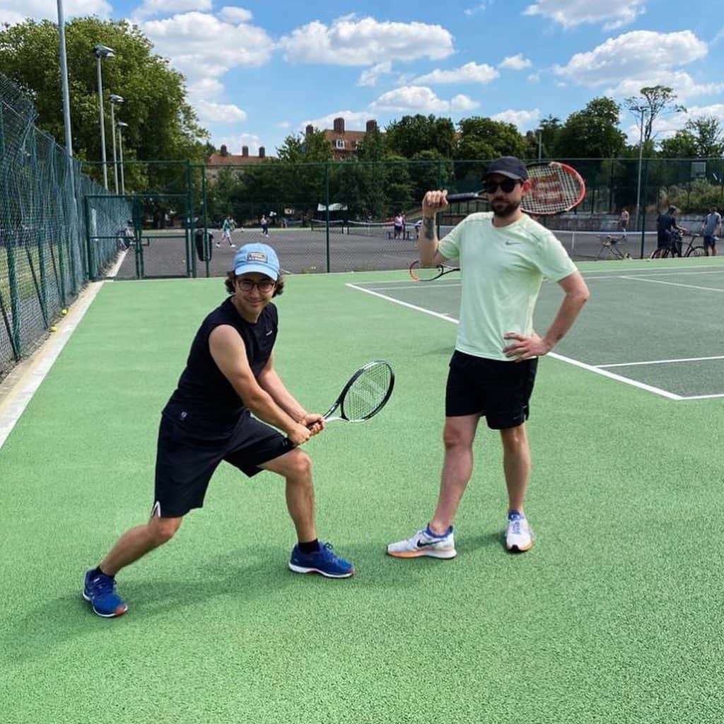 YEARS & YEARSさんのインスタグラム写真 - (YEARS & YEARSInstagram)「hi everyone how r u? today i'm hanging with my mum's cat blake and mikey & emre are playing tennis and getting tan lines to die 4 xx」7月23日 1時01分 - yearsandyears