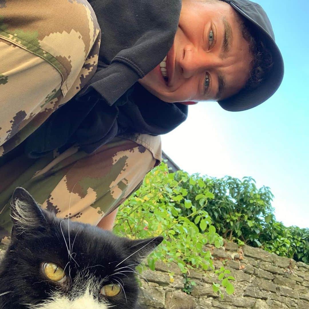 YEARS & YEARSさんのインスタグラム写真 - (YEARS & YEARSInstagram)「hi everyone how r u? today i'm hanging with my mum's cat blake and mikey & emre are playing tennis and getting tan lines to die 4 xx」7月23日 1時01分 - yearsandyears