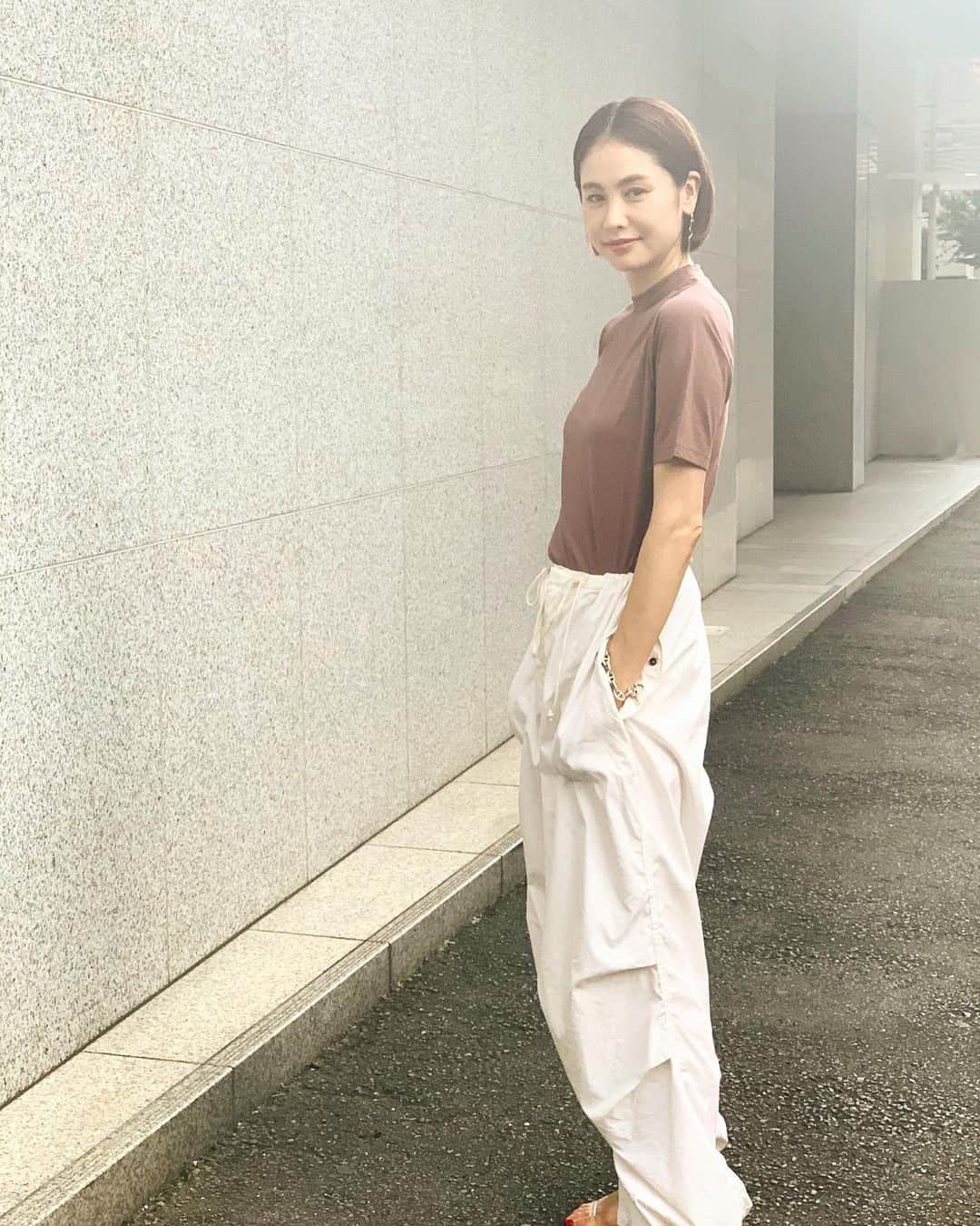 二ノ宮和佳子のインスタグラム：「T-shirt : DODO FOR AEWEN MATOPH Pants : Vintage  Tシャツは、スタイリスト @dodo_chiharu と @aewen_matoph のコラボレーションアイテム バックもセットですよ‼︎  #DODOforAEWENMATOPH #AEWENMATOPH #イウエンマトフ」