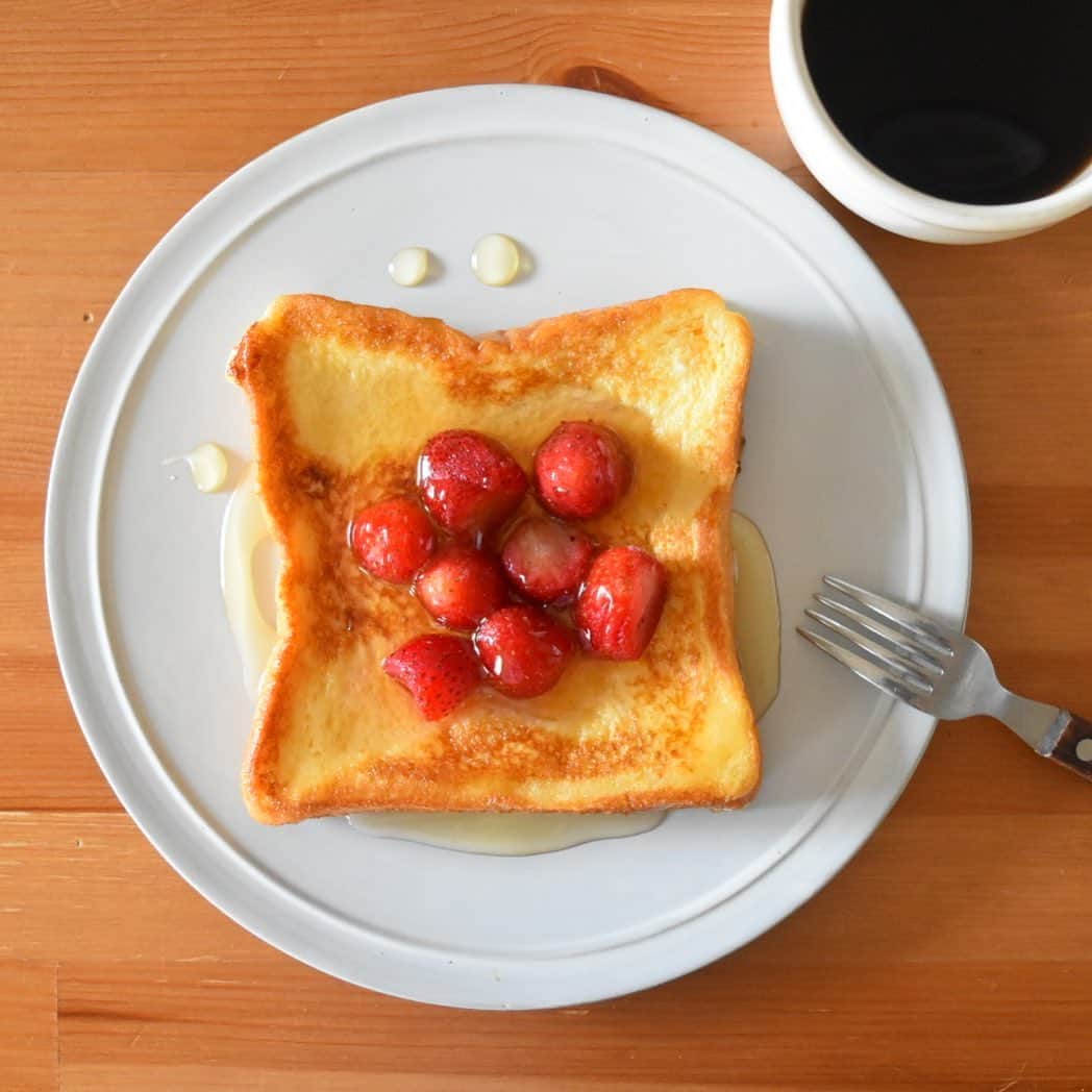山崎佳のインスタグラム：「Today’s breakfast. はちみつたっぷりめのフレンチトースト。」
